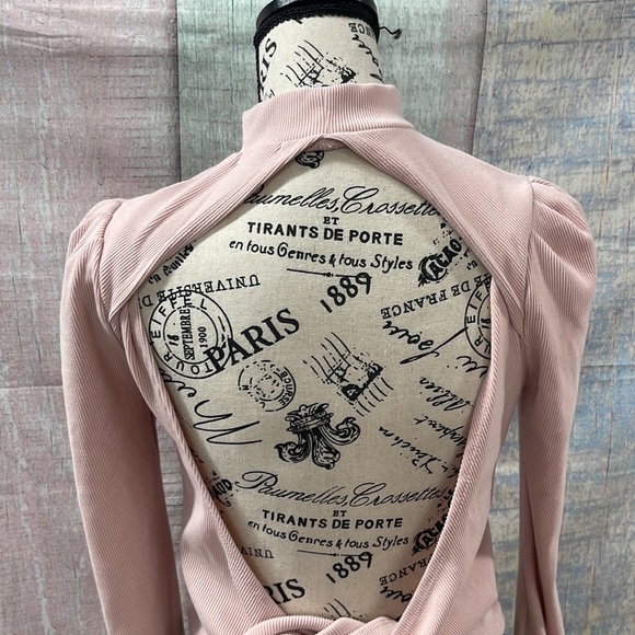 - Good used condition Woman’s Mi Ami top. Size small. - Picture 8 of 15